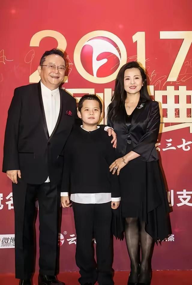 王刚说，我今年77了，走路得人扶，血糖血压都得靠药压着。去年演话剧《断金》，在台