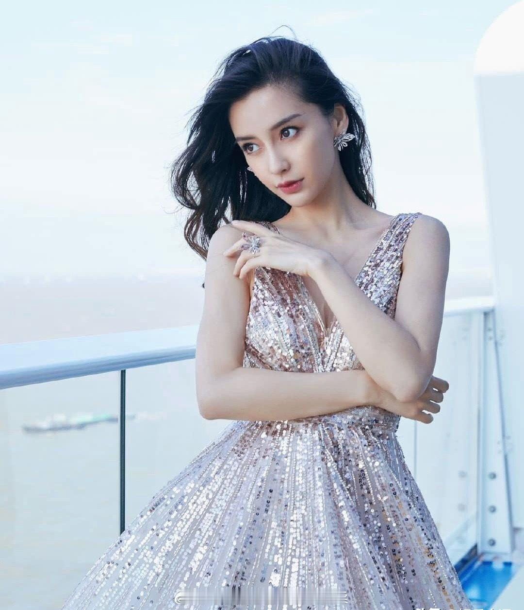 杨颖晚宴造型引两极评价！有人说她美得像AI建模，有人吐槽毫无灵气只剩“模板脸”？
