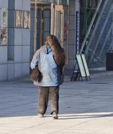 为什么街上的流浪汉大多都男的呢？难道就没有一位女性流浪汉吗？一位老警员跟我说，不