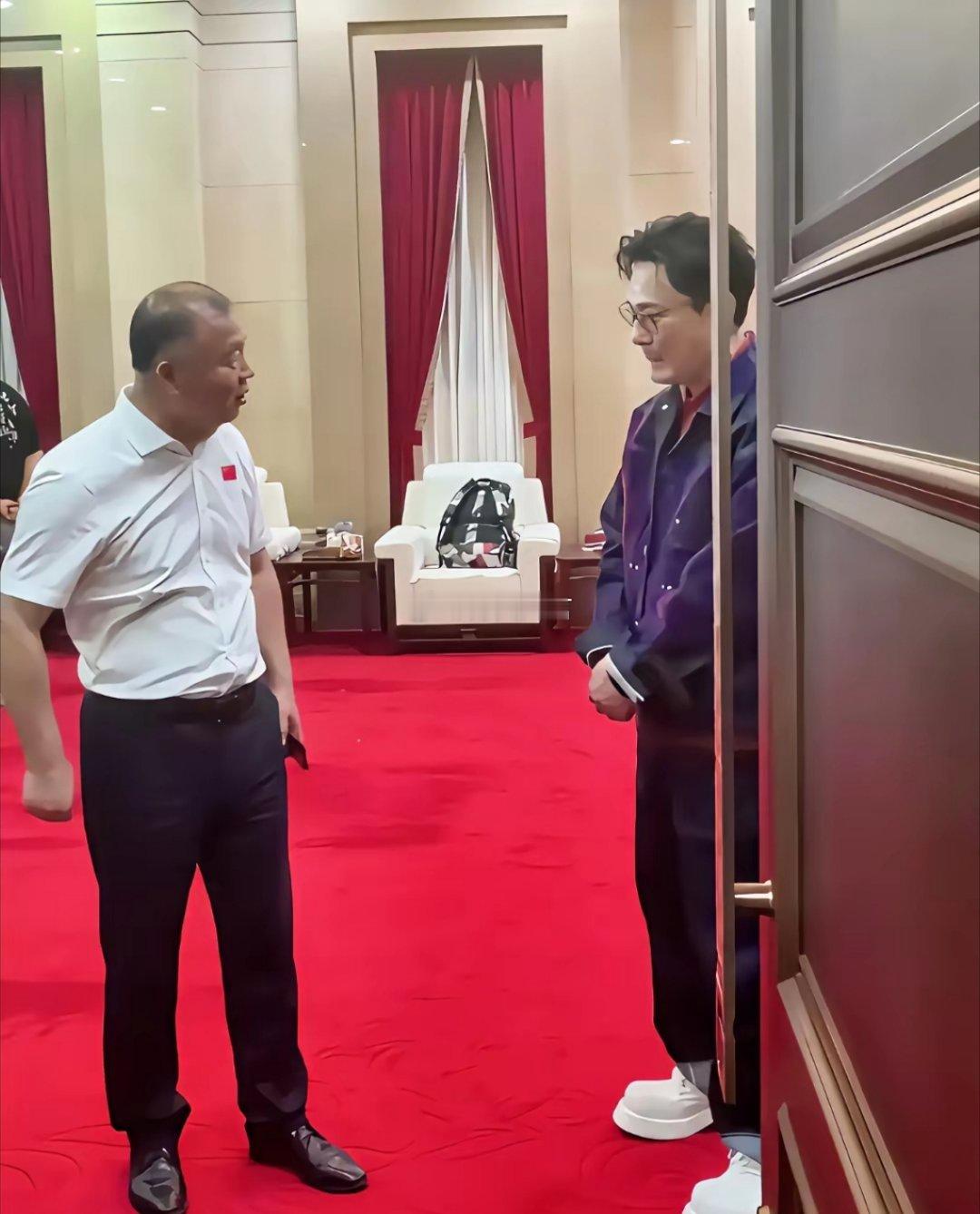 张信哲和旁边是同龄人，一个有权一个有钱，有钱得听有权的？