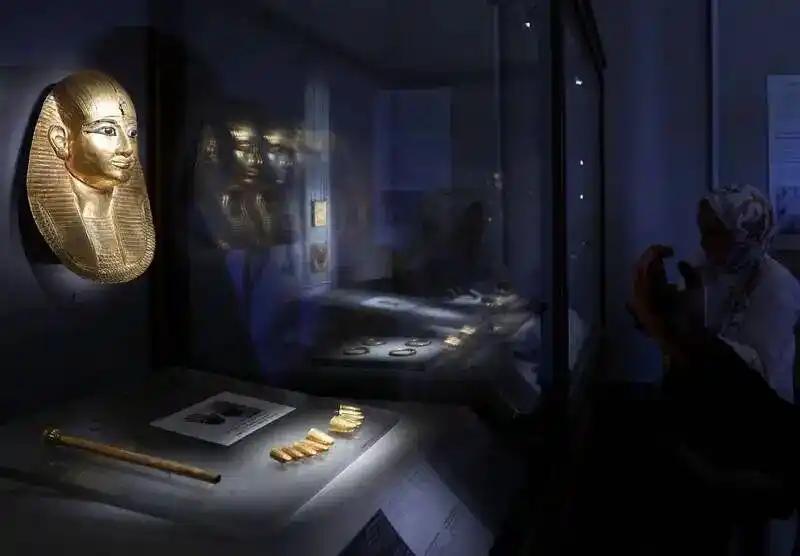 一块3000年前的法老金镯子，被博物馆自己人偷走熔成了金疙瘩，转手才卖了2.8万