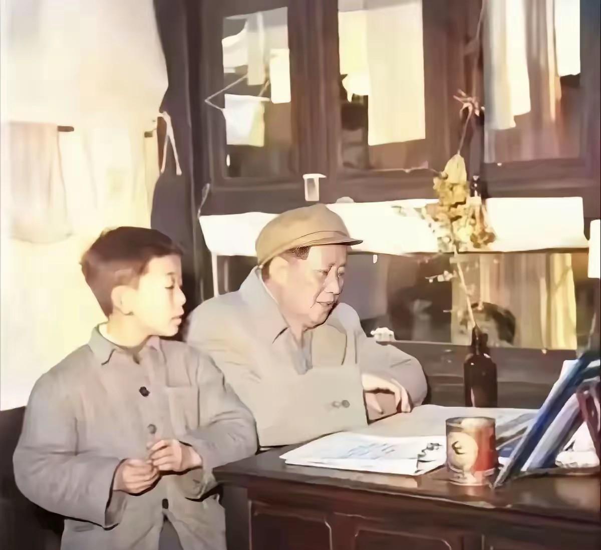 照片中的这个小男孩真的是太幸运了，能够和伟人同框，是多少人梦寐以求的事情。事情