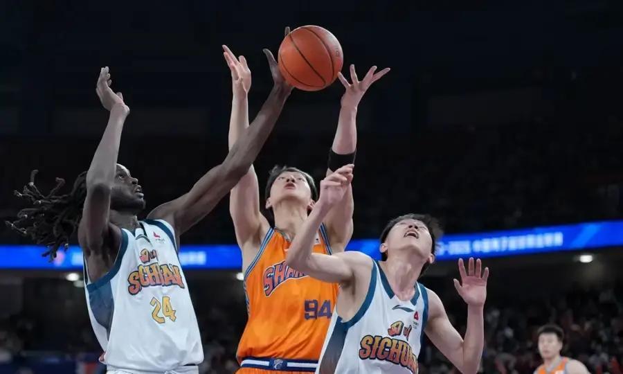 别被36分大胜骗了。上海队的真正考验，下一场才开始。看着数据板，你发现了吗