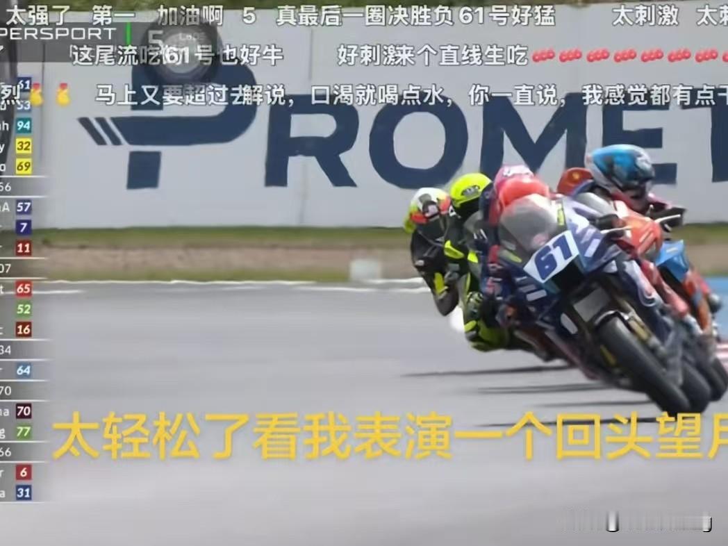 相信大家都看到了，德比斯在比赛的时候“甩头”看向后方，那么他到底在看什么呢？