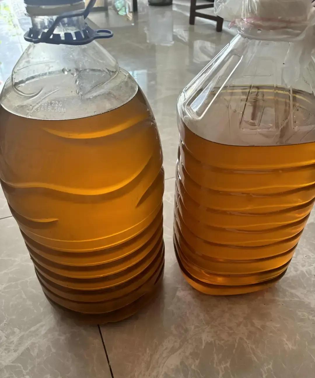 大姐夫从老家拖来50斤自榨野生山茶油，55一斤，我秒掏2200扛走40斤，两大瓶