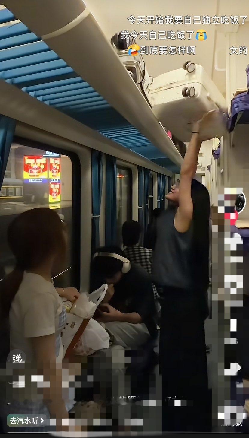 现在网上流行一种“独立女性”新玩法。女生自己搬个行李箱，配个超燃BGM，就被夸