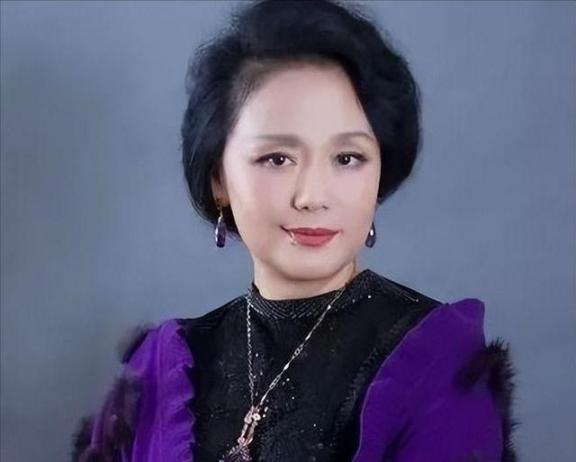 1979年，饰演潘金莲的廖学秋因为拍戏，和老公分别了六个月，她归心似箭，往家赶，