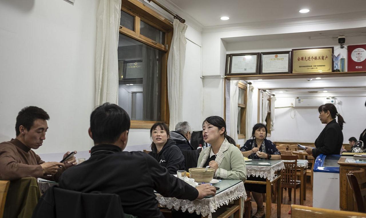 阅兵肯定要花很多钱，拿那些钱做民生多好？昨天晚上吃饭的时候，隔壁桌上坐着两位大
