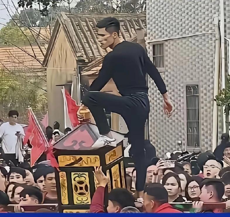 男子敢脚踩妈祖轿顶，这气势这是在请妈祖吗？这是在威胁妈祖吧！真是狂妄自大全国第