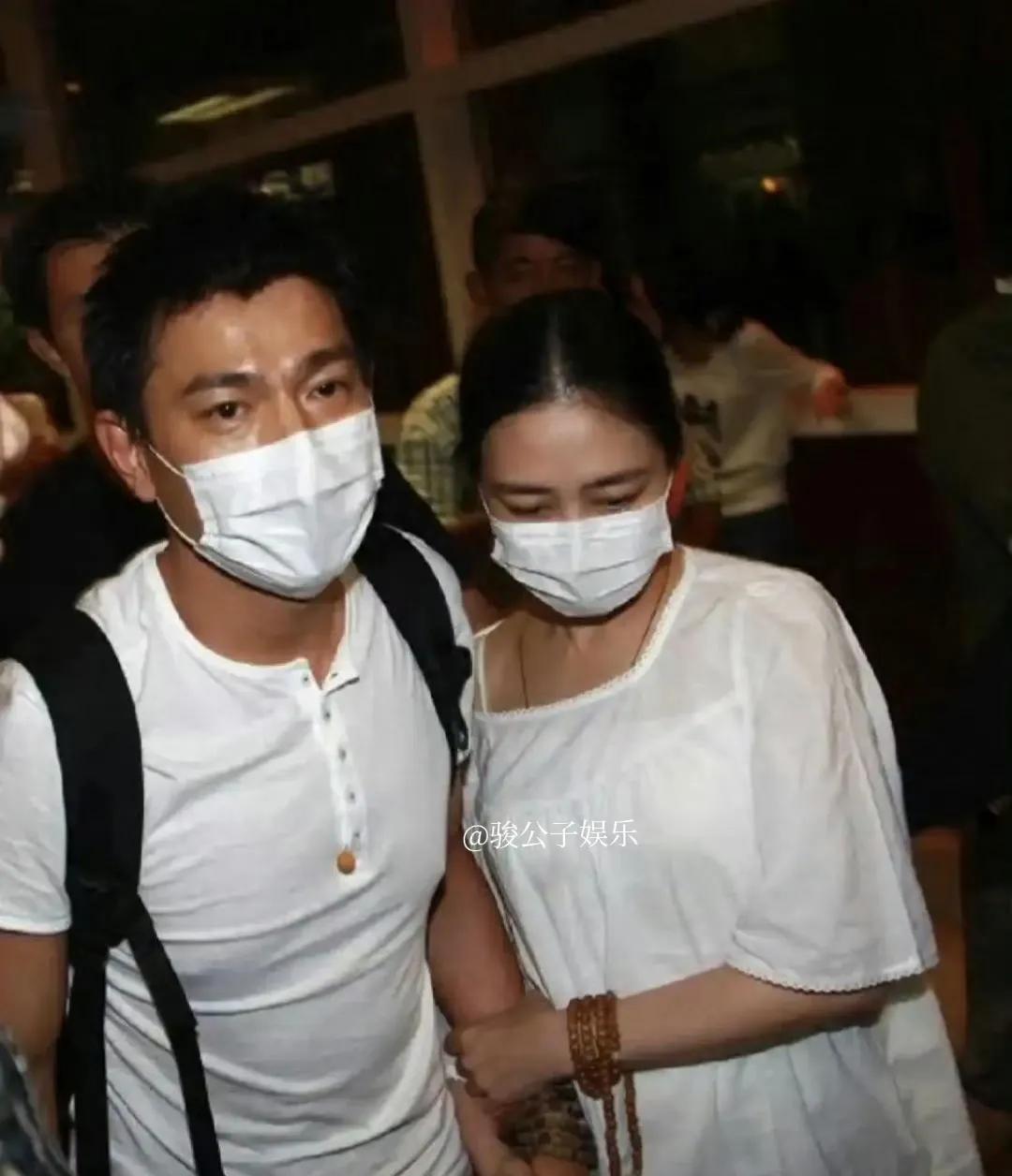 近日，刘德华现身马来西亚，陪伴妻子朱丽倩回娘家共进西餐，并与朱丽倩的表妹一同合影