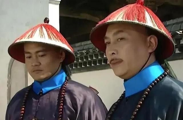 1735年，雍正帝驾崩，李卫知道自己的下场不会很好，于是哭晕在棺椁之前。乾隆仿佛