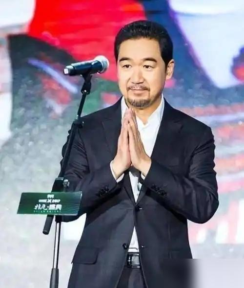 别心疼张国立一把年纪还在微商堆里卖老脸，你根本看不懂这场带血的筹码交换。华谊