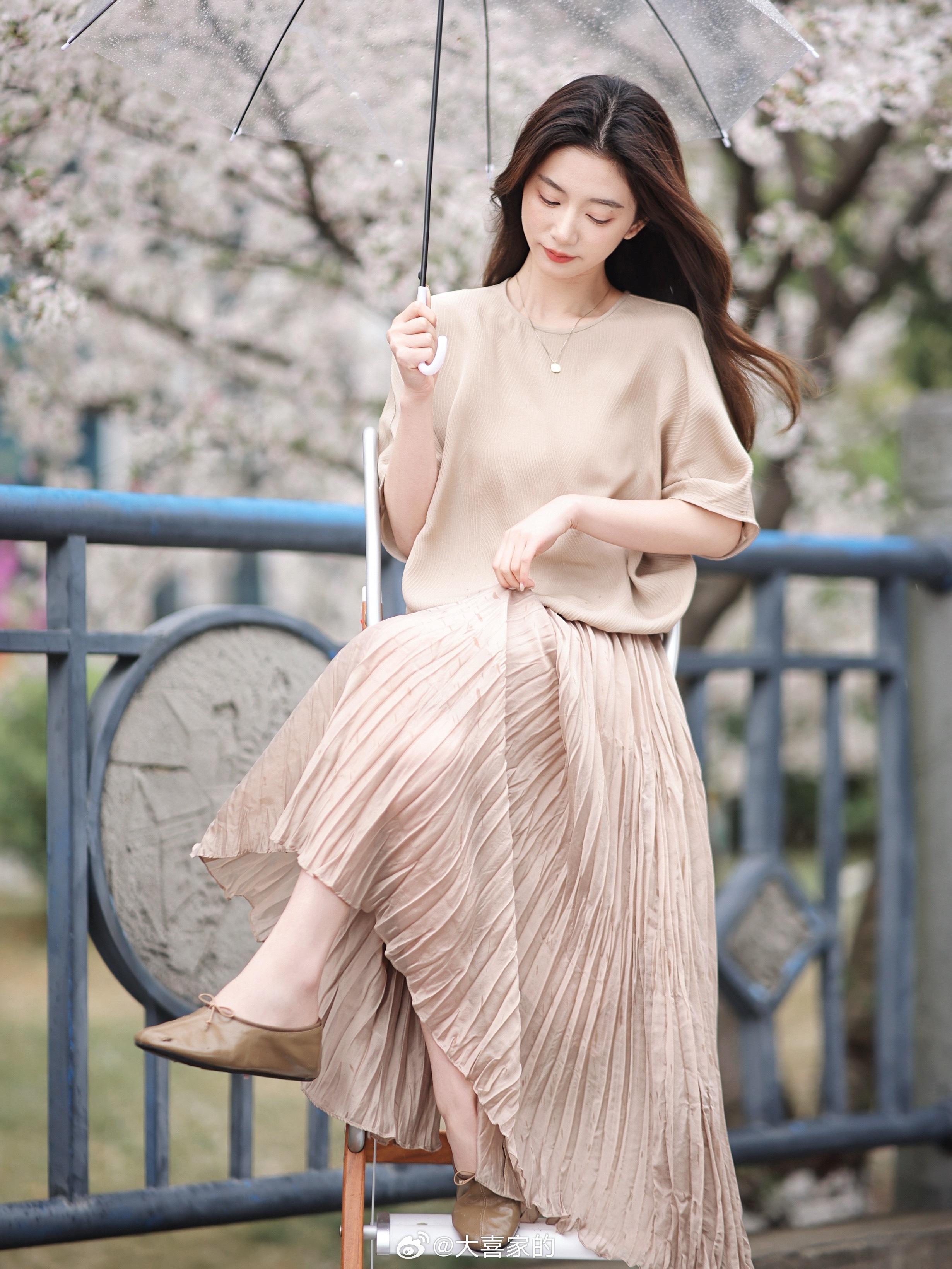 与花共舞的瞬间🌸～100真丝斜纹冠乐绉小衫温润清凉这淡淡的奶油杏色是不是和