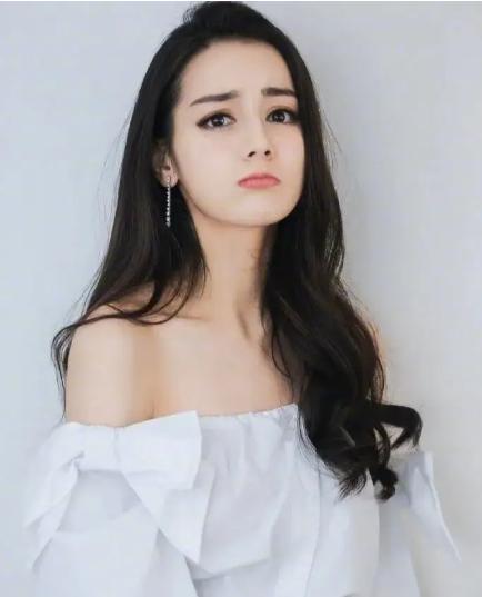 迪丽热巴，太糟心了！ 3月3日，迪丽热巴在迪拜机场被困了整整一天，这事很快在