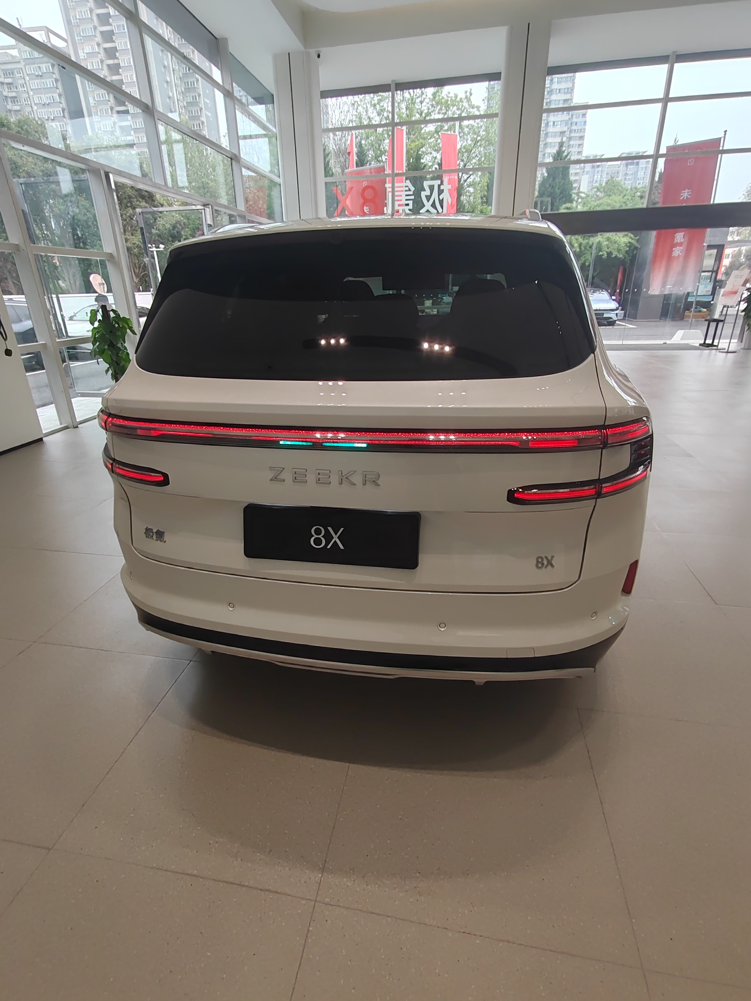 谁懂啊家人们！今天试驾完极氪8X，我直接被狠狠拿捏了！本来只是抱着“看看新车”的