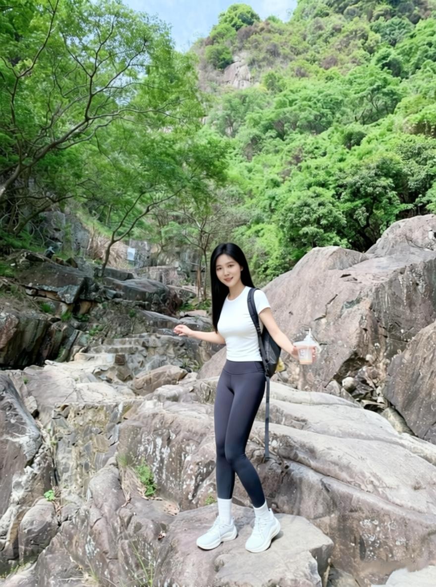今天的快乐是徒步给的！穿了舒服的瑜伽裤和小白鞋，钻进山里的那一刻，所有烦恼都被