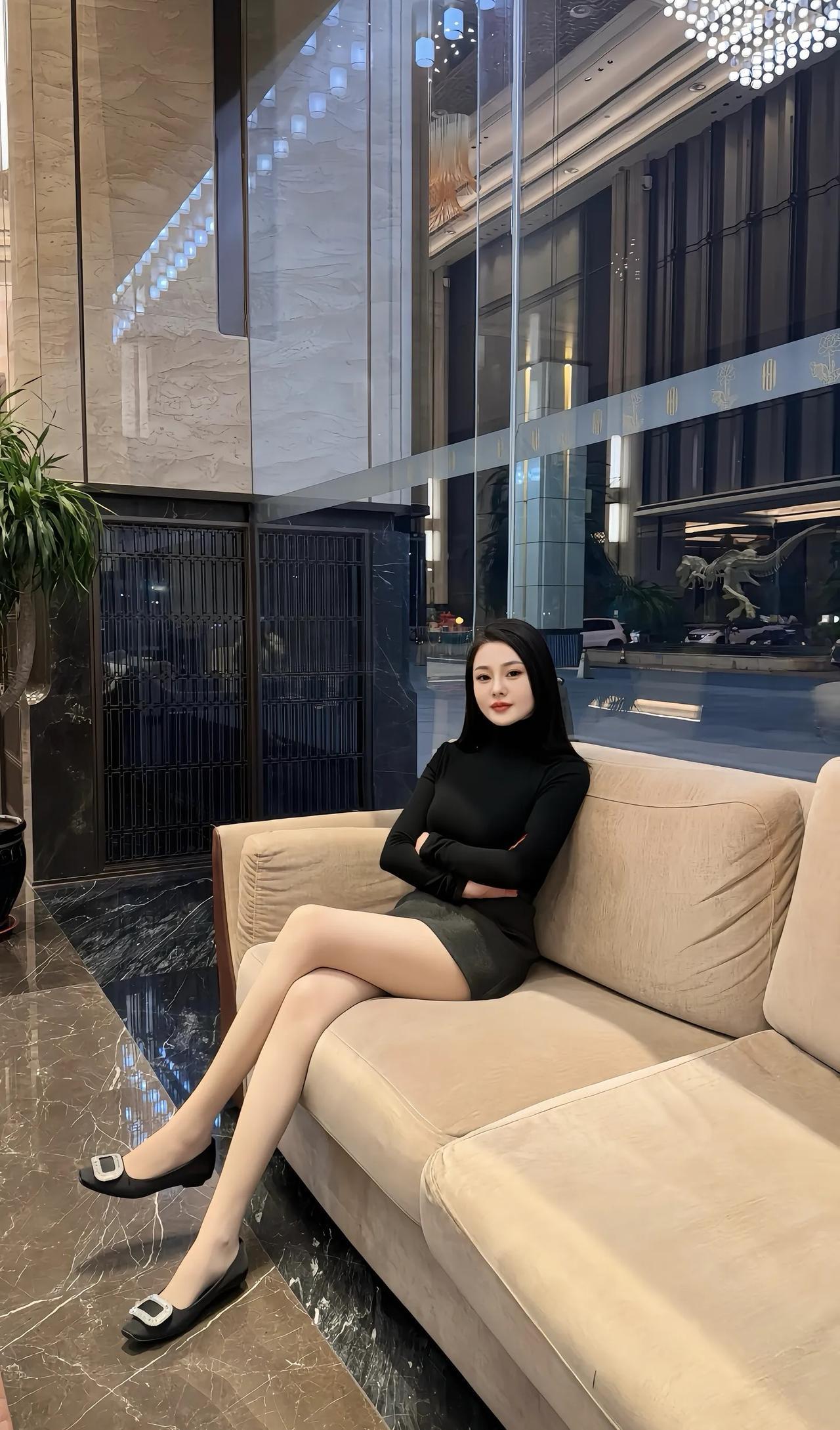 优雅黑裙，都市时尚，静享时光。