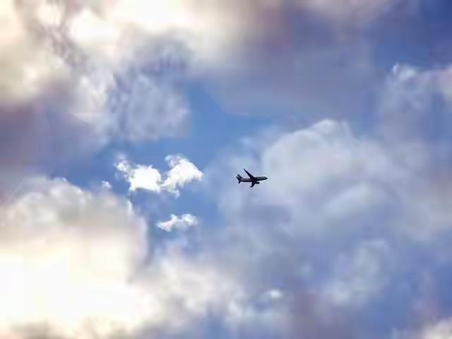 最近好多网友都在社交平台吐槽，提前订好的“五一”机票被取消了，被取消的航班大多是