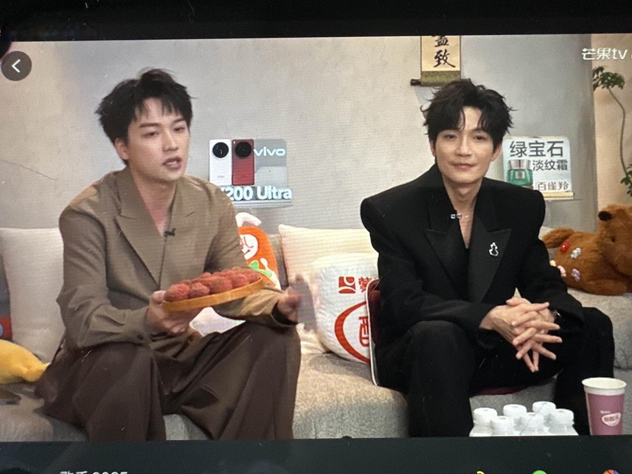 第一个直播间就给了陈楚生。三个上新来了—-一是《庙堂之外》直播间首秀，两句副