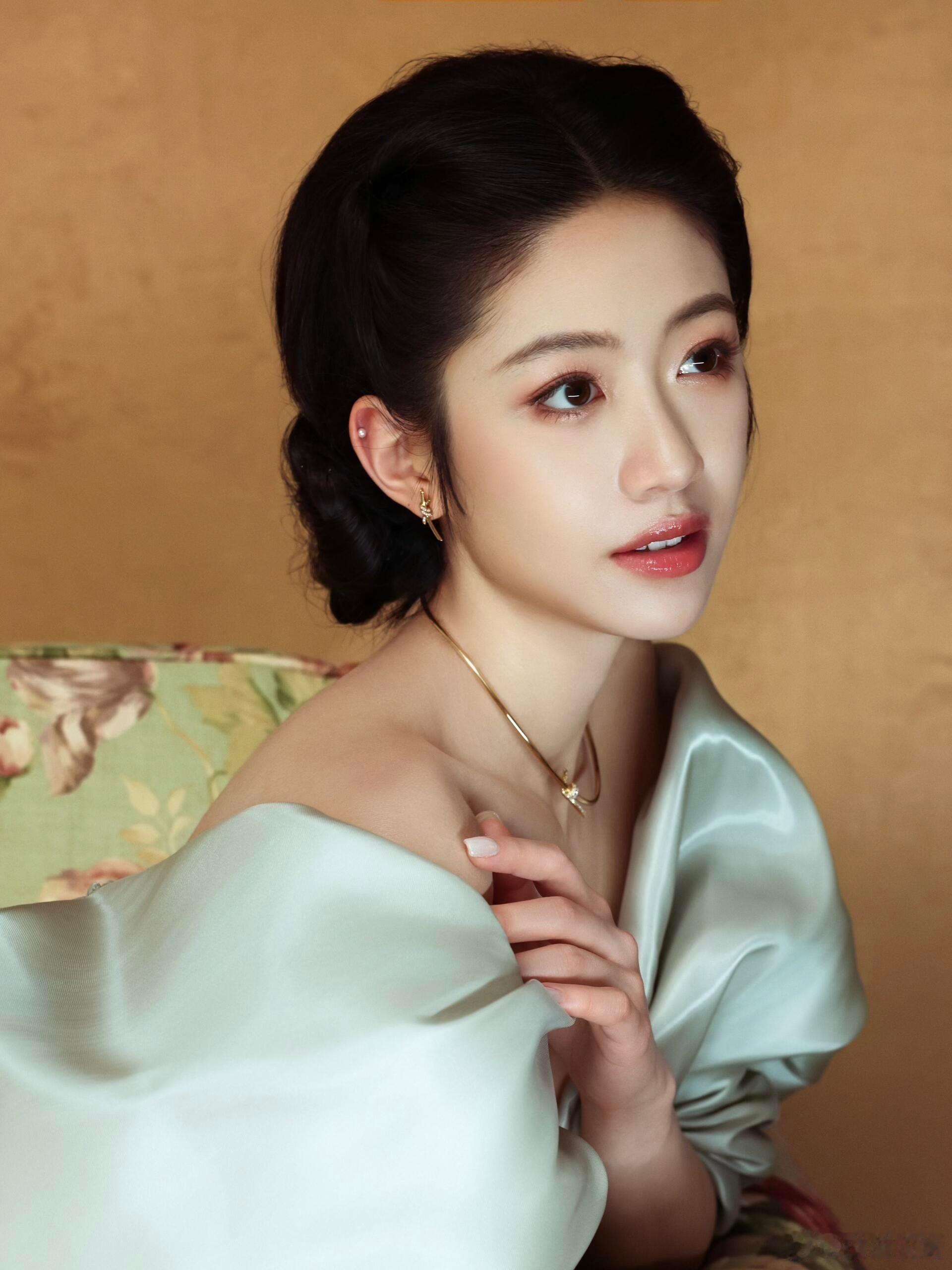 向涵之直接美成了从古典油画里走出来的少女啊