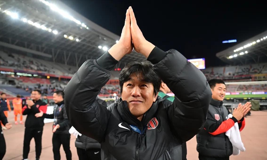 惊掉下巴！蓉城3:0曼谷联，蓉城这个进球跌跌撞撞的，居然踢出了实况里的丝滑。这球