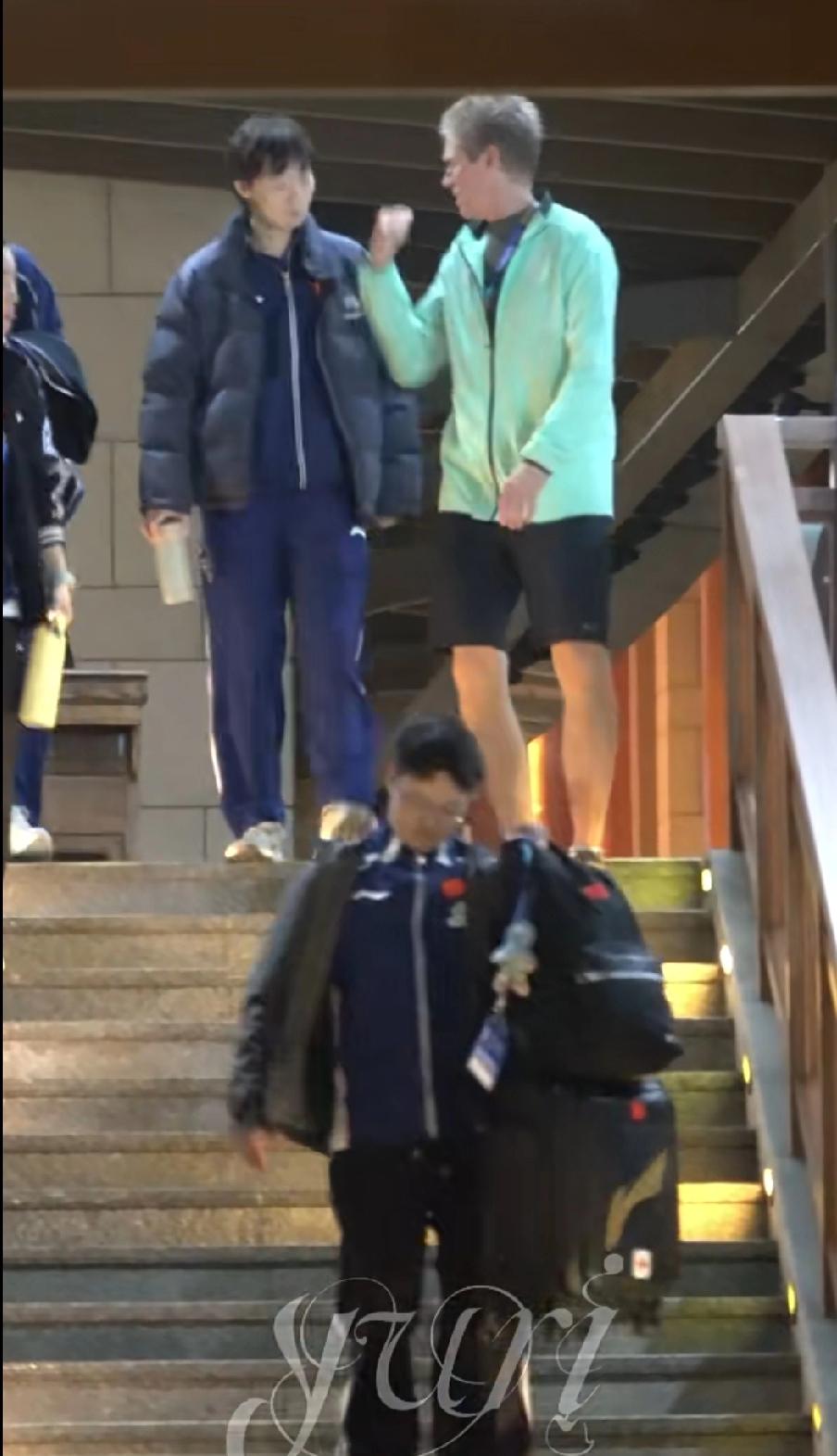 王曼昱亚洲杯赛后同框佩尔森！边走边聊太亲切了2月4日亚洲杯，王曼昱3-0横