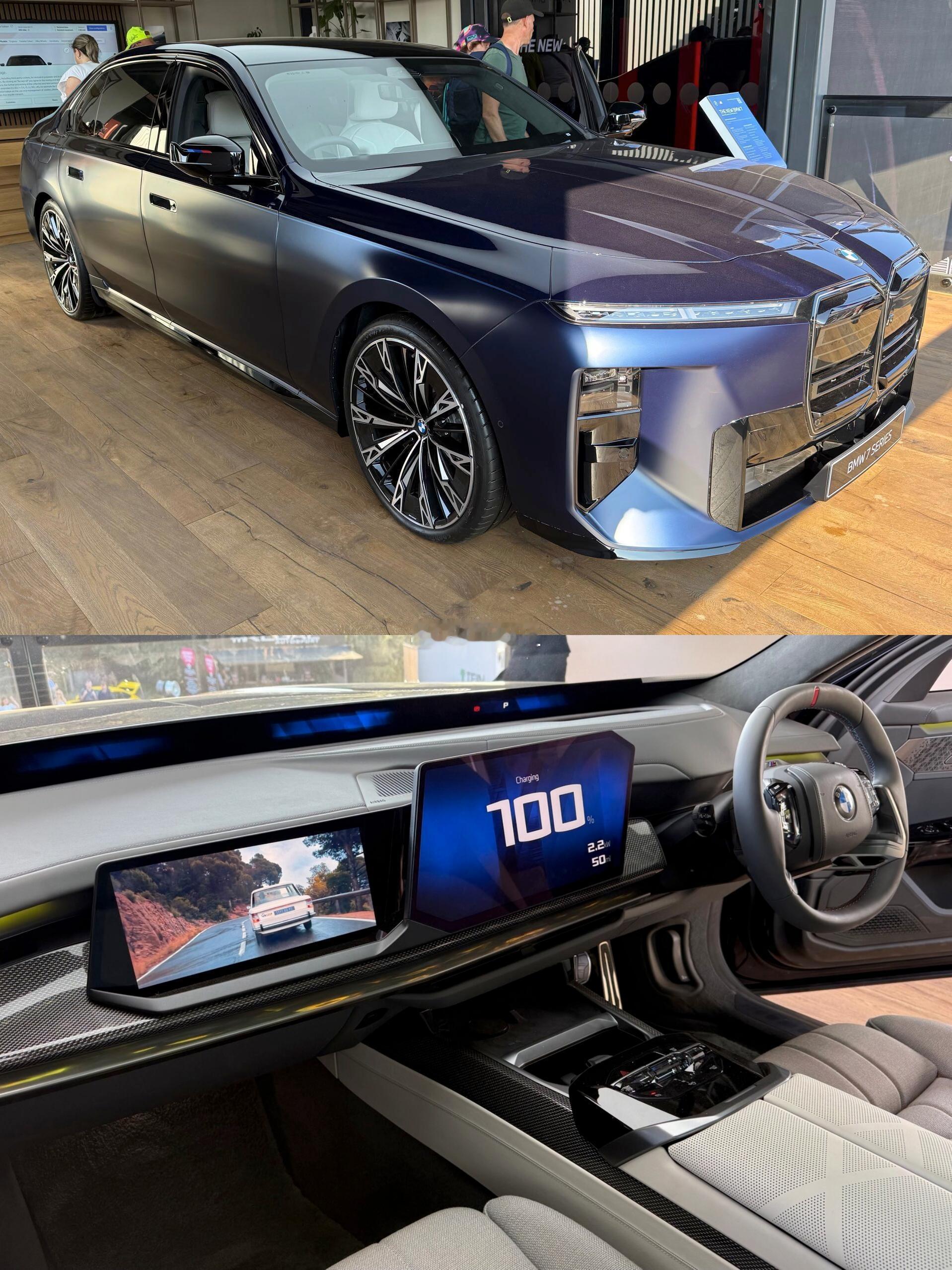 新款宝马7系M760exDrive双拼车漆，上半部分是丹泉石蓝、下半部分是磨砂