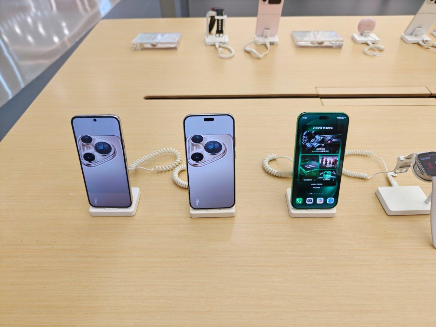 华为nova15全系大大大大升级线下店摸了一下，中端机型比旗舰机就是轻一些，最贵