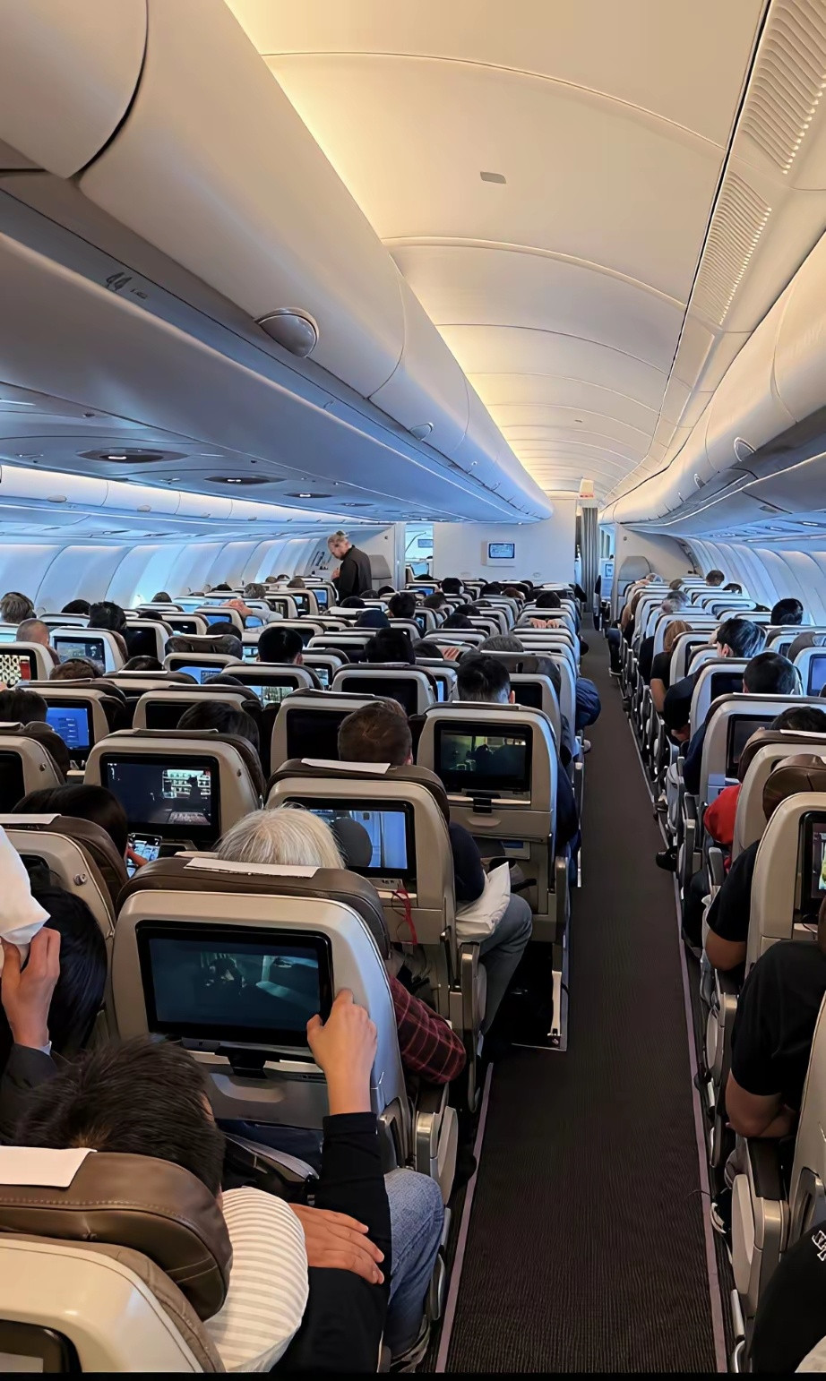 14个小时的经济舱，可怎么熬啊！鞋都挤不进去了。谁懂啊家人们！飞国际十几个小时挤