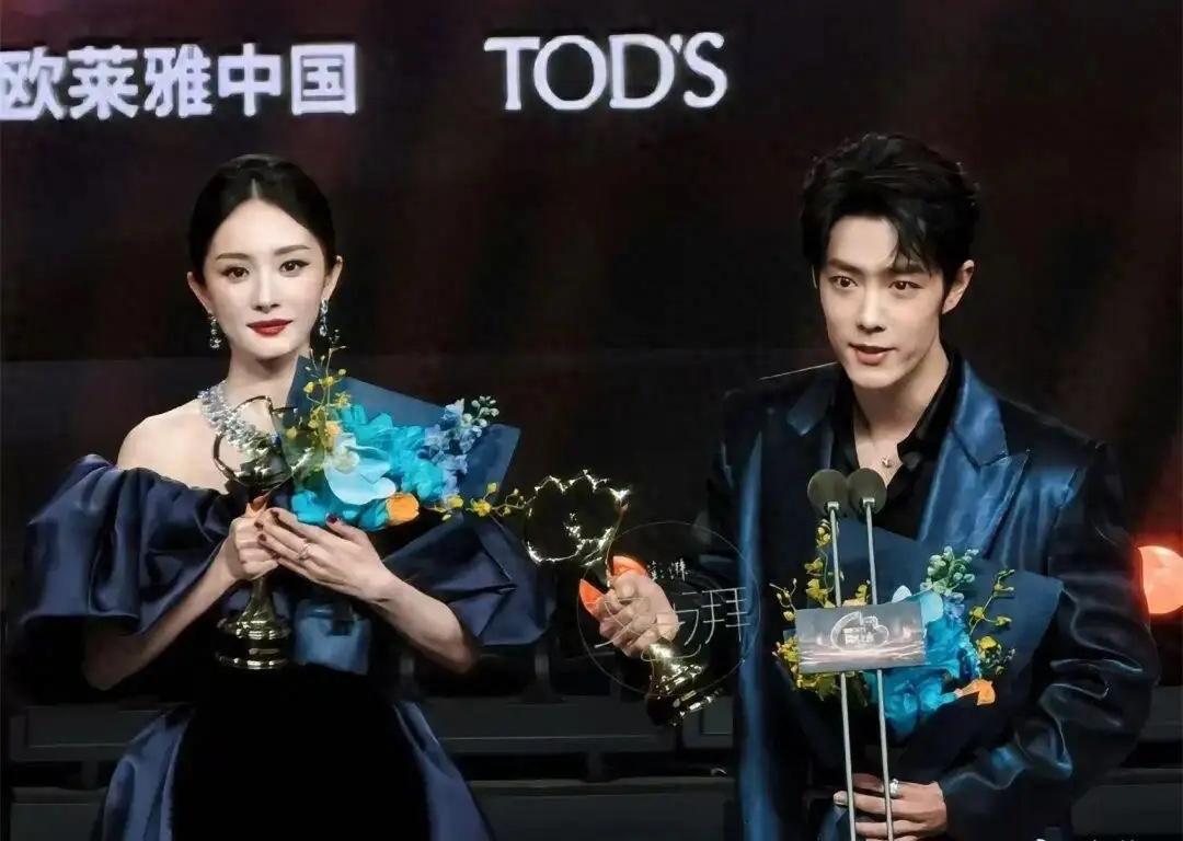 2026微博之夜还没正式开始，后台的一张沙发却提前上了热搜。原本第二排的