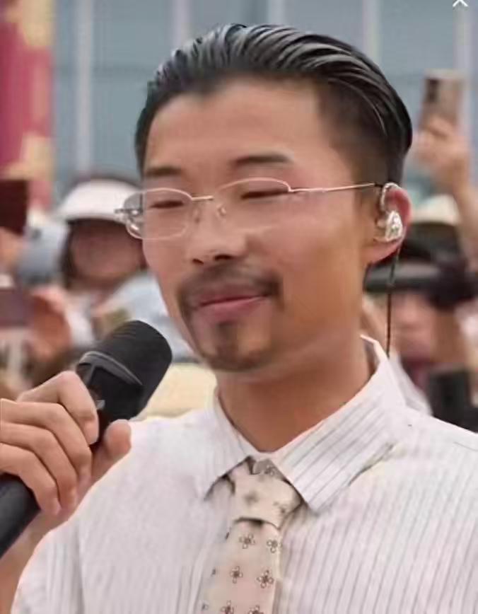 郭有才就是郭有才，和别人一点都不一样，别人爆红后拼命带货，没想到他却坐回红门