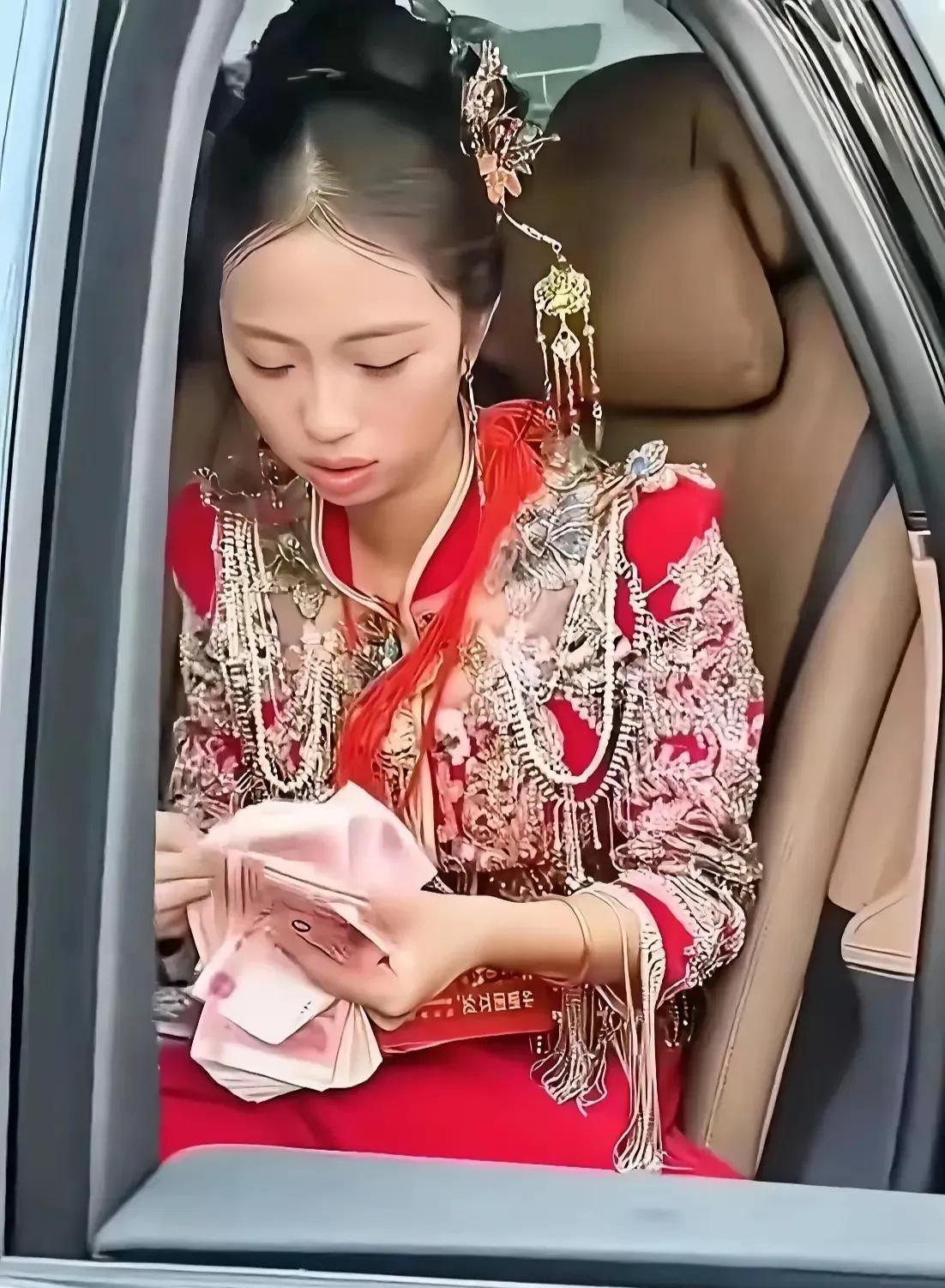 新郎着急拜堂成亲，新娘却坐在婚车内，一五一十，认认真真的数着下车费。看这样子，少