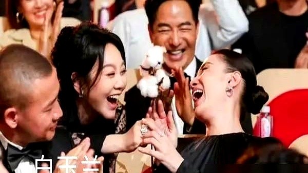热搜上刚吹完“中女大团结”，飞天奖一开奖，齐刷刷来站台的闫妮、马伊琍、吴越全员陪跑。宋佳在台上挨个感