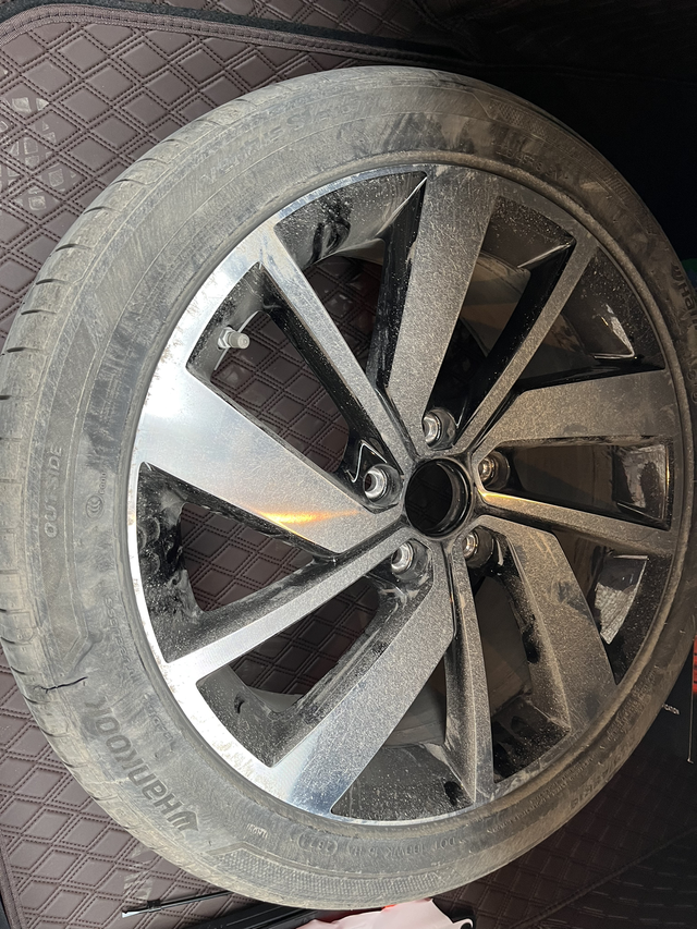 速腾轮胎新提的车10天轮胎破了正常吗各位，帮忙参考一下