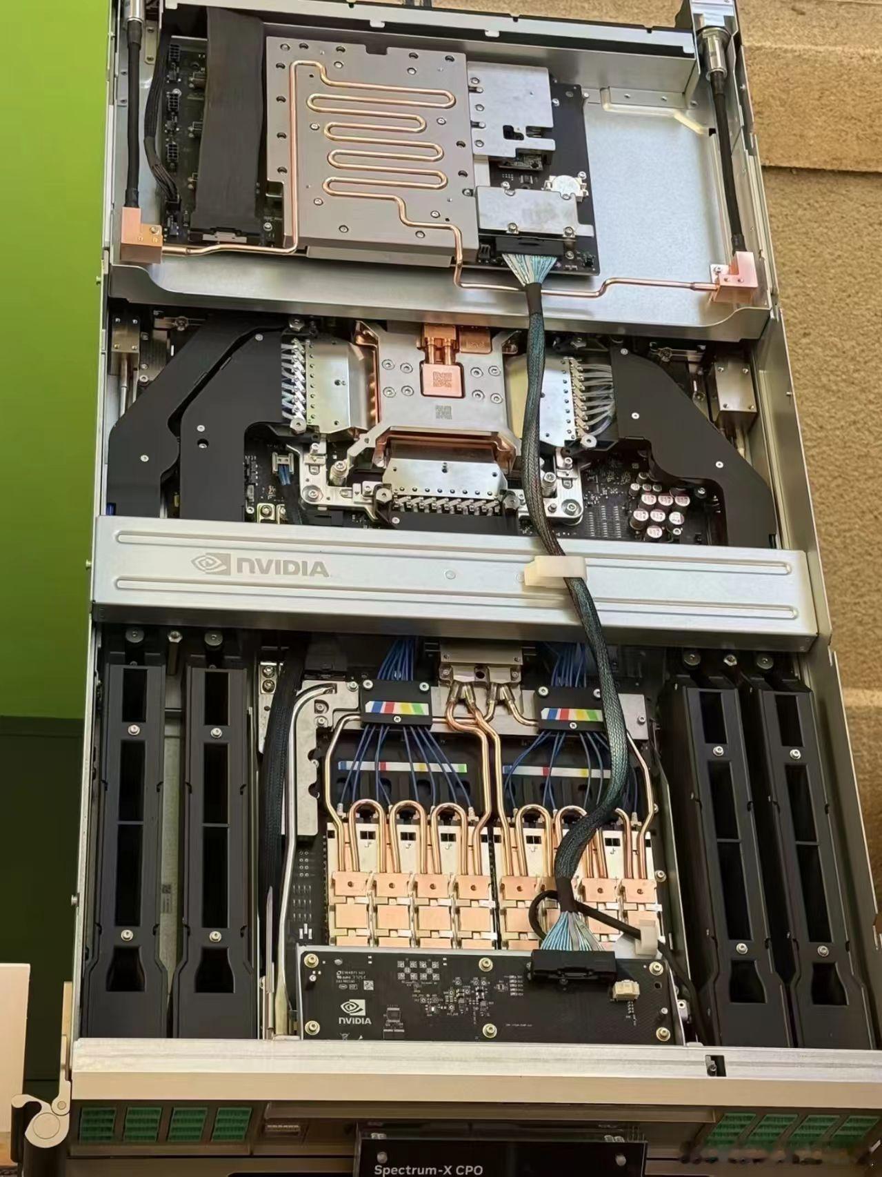 NVIDIASpectrum‑XCPO交换机内部实拍这是英伟达Spectr
