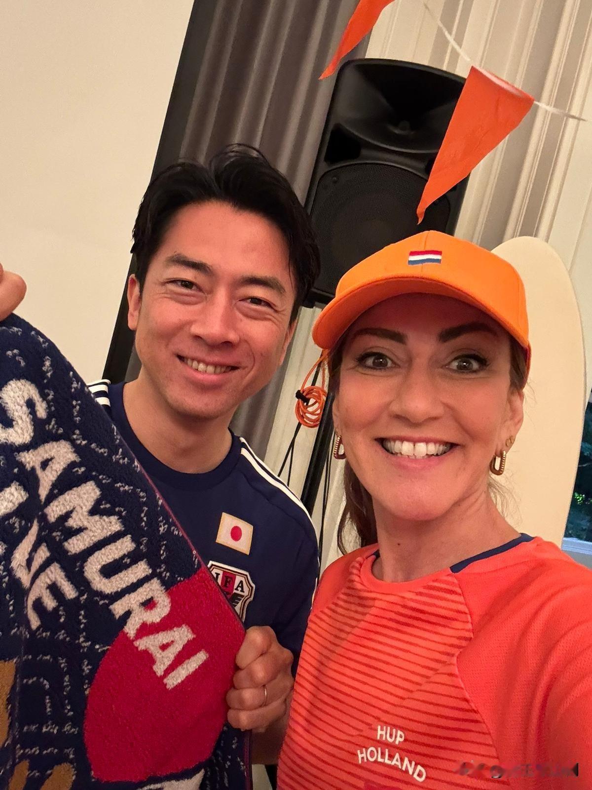 日荷防长共看世界杯。日本和荷兰的世界杯小组赛开打，场上捉对厮杀，场下却是笑哈哈。