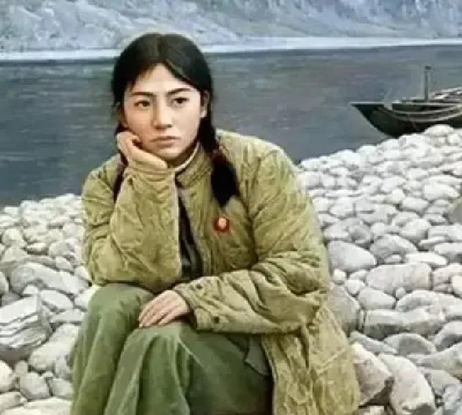 1972年，21知青李文忠救起一名11岁的落水女孩。然而，女孩竟认真地对他说了一