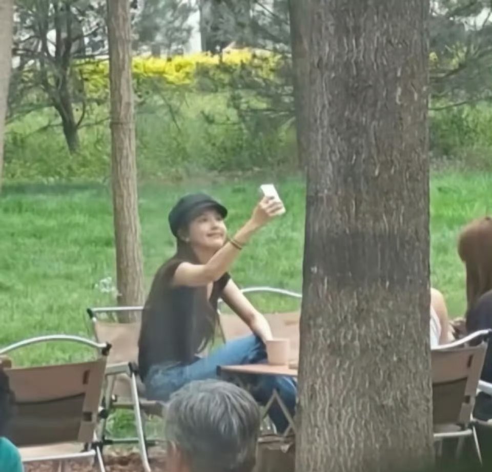 难怪大家都被她圈粉，生图状态依然能打，这颜值太抗镜头了。