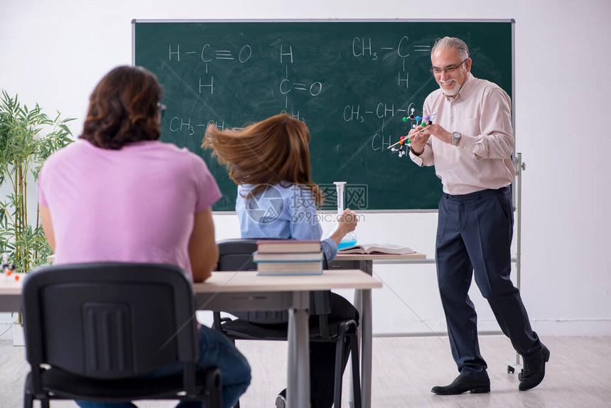 前些年听过一桩农村奇事，三观震碎，至今难忘。村里有位退休张老师，一辈子扎根农村教