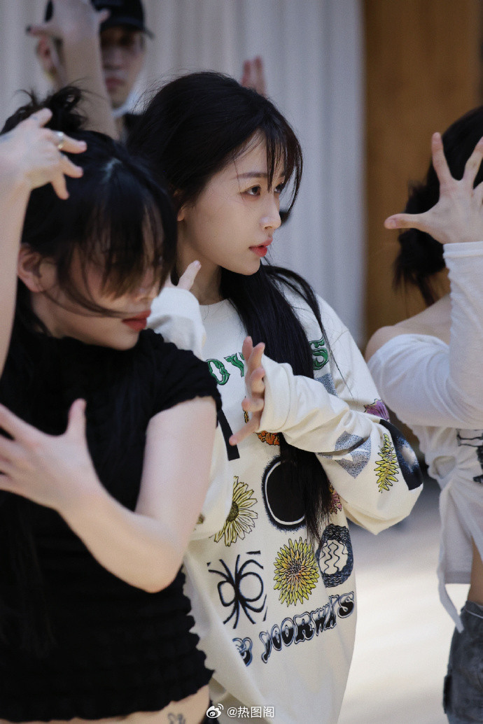 爱看🐟穿私服跳舞的照片（虞书欣）