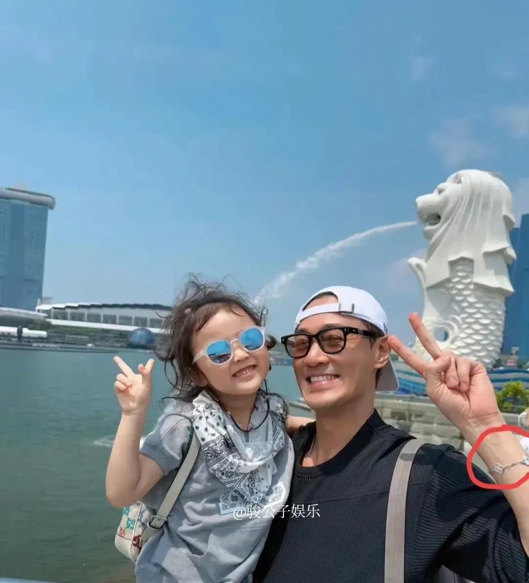 林峰一家在新加坡度假晒出全家福，4岁女儿佩戴着高档手链十分抢镜，扎着两个麻花辫乖