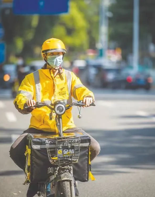 北京，一男子做外卖骑手，为了自身有份安全保障，每天花3块钱在平台APP给自己买了