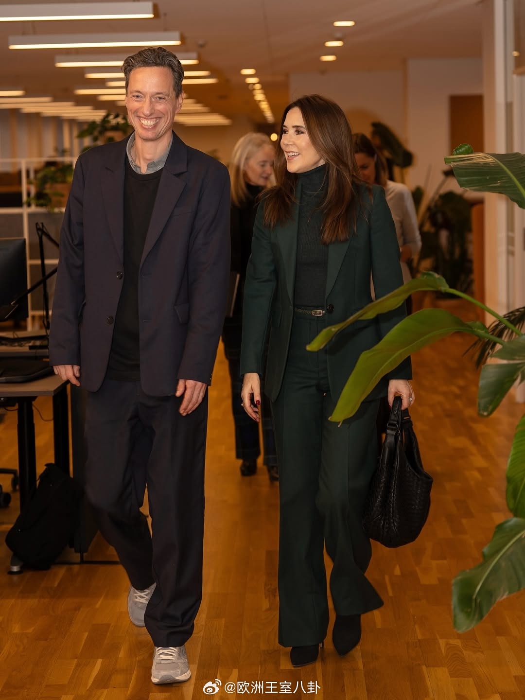 1.13丹麦王后玛丽访问心脏协会，裤装来自MassimoDutti