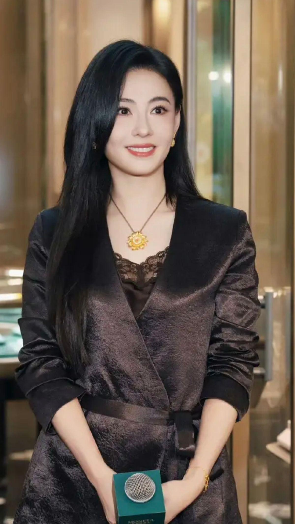 张柏芝原来你是这样的女人！不知道大家发现没有，张柏芝先前在某黄金活动上和之后在李
