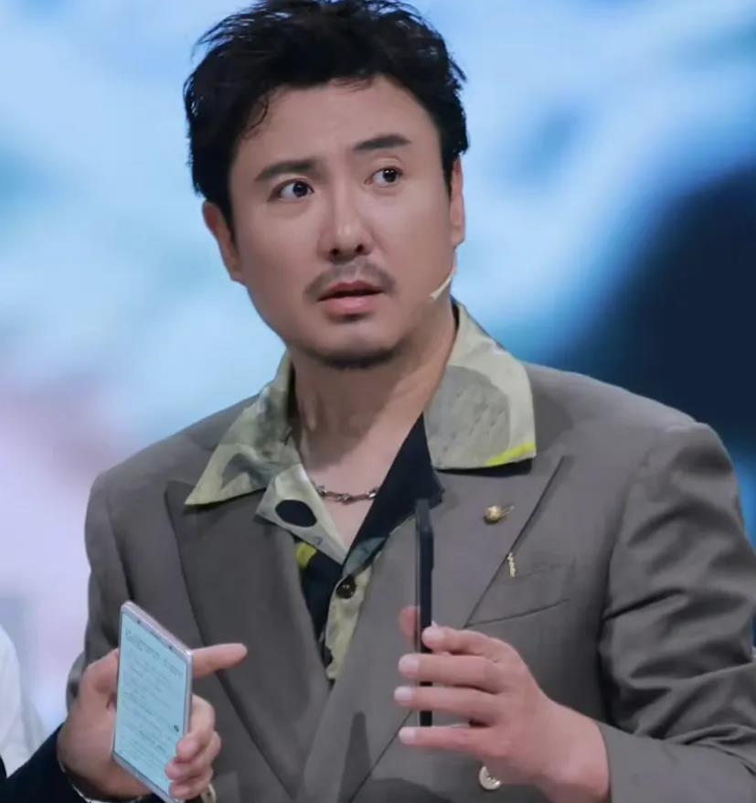 沈腾退出《王牌9》的原因我找到了，不是档期也不是钱。而是跟吴彤的矛盾彻底