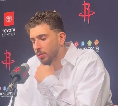 NBA常规赛，火箭以99-109不敌黄蜂。赛后，申京接受了记者的采访。申京表示