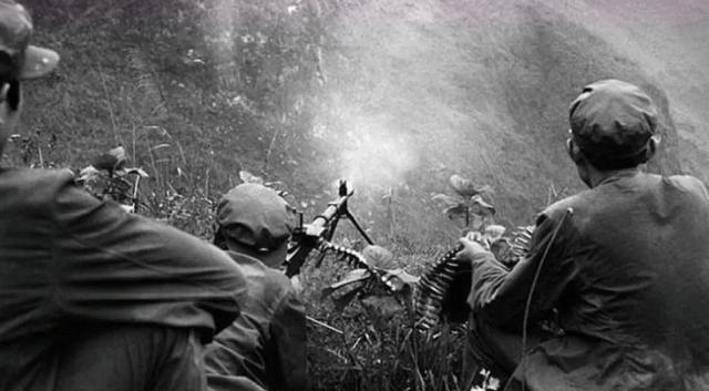 1984年，老山前线，不愿丢弃战友遗体的汪斌，被越南记者团团围住。他也是这场战斗