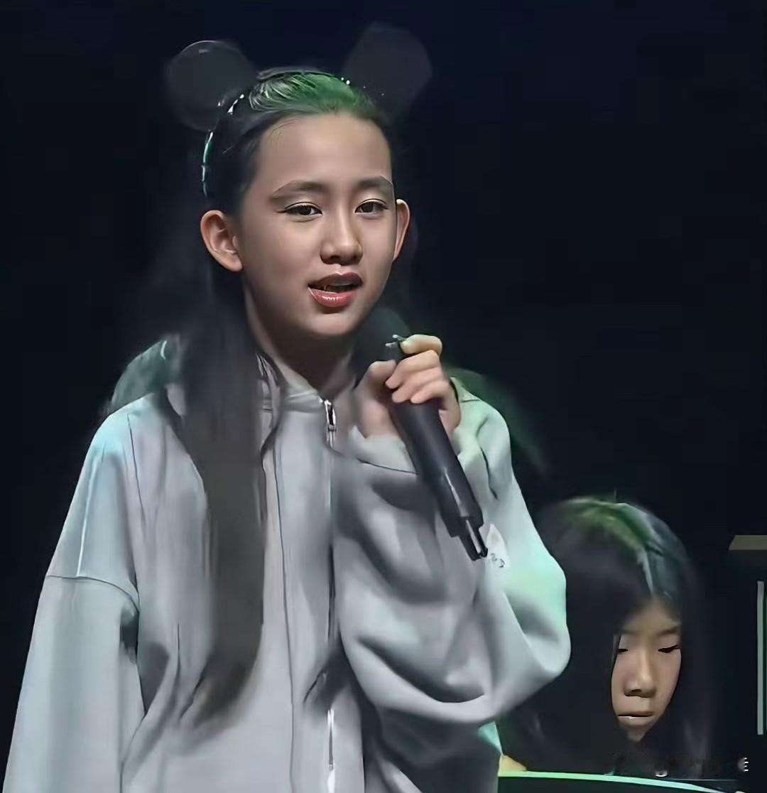 黄磊小女儿被网友说是长发版黄磊，古灵精怪元气满满，和安静温婉的姐姐气质截然不同。