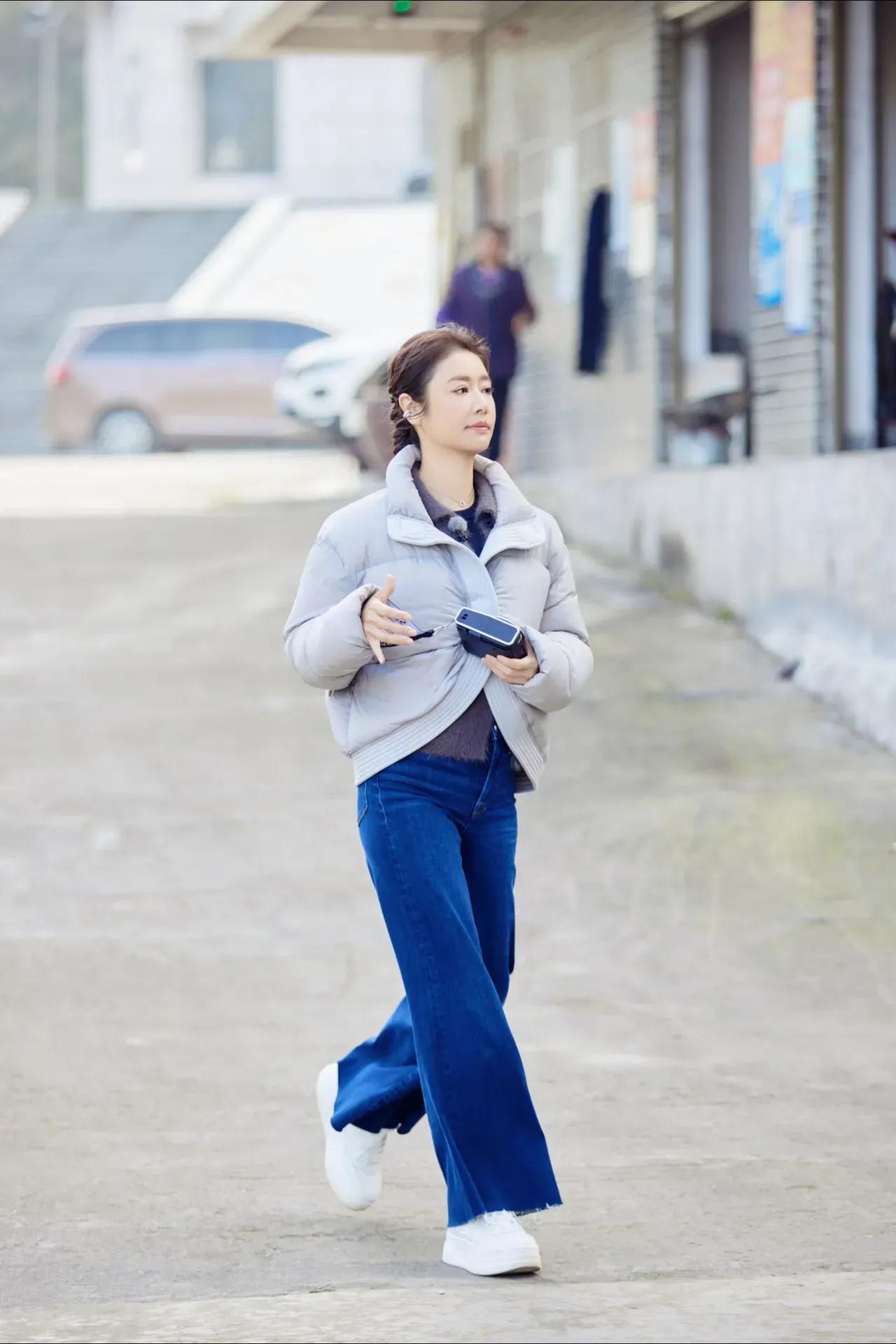 50岁的林心如自信美丽，素颜都那么有魅力！