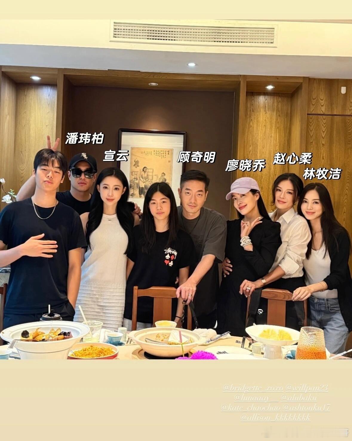 潘玮柏宣云招待好友潘玮柏宣云宴请好友潘玮柏宣云久违同框，夫妻俩一起招待来上海看